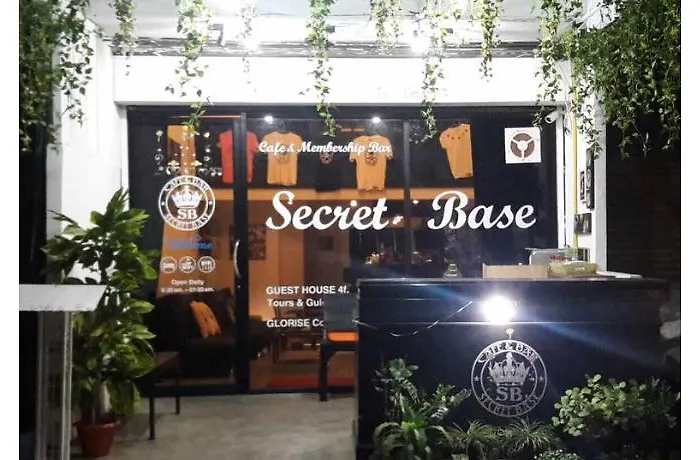 Cafe And Bar Secret Base Hostel *